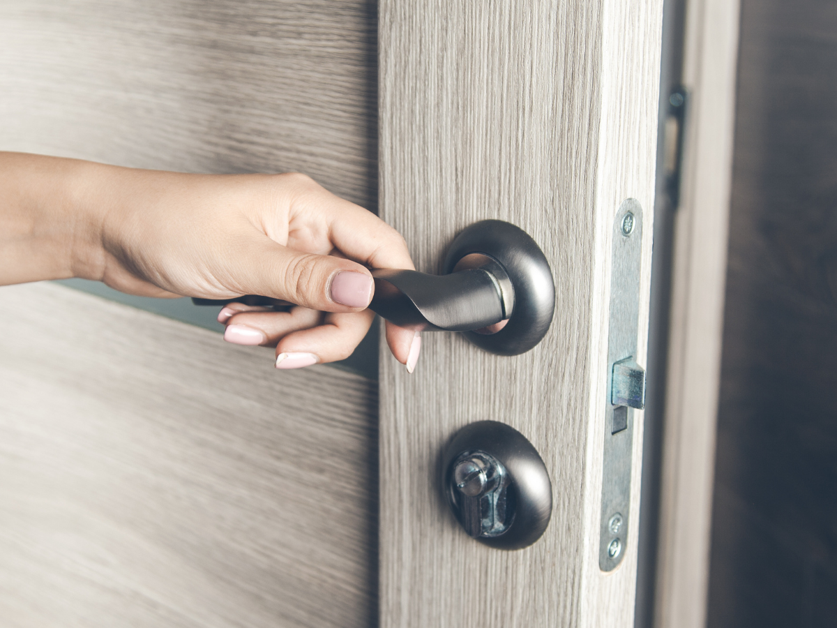 Drzwi a akustyka wnętrza - jak poprawić komfort ciszy w domu?